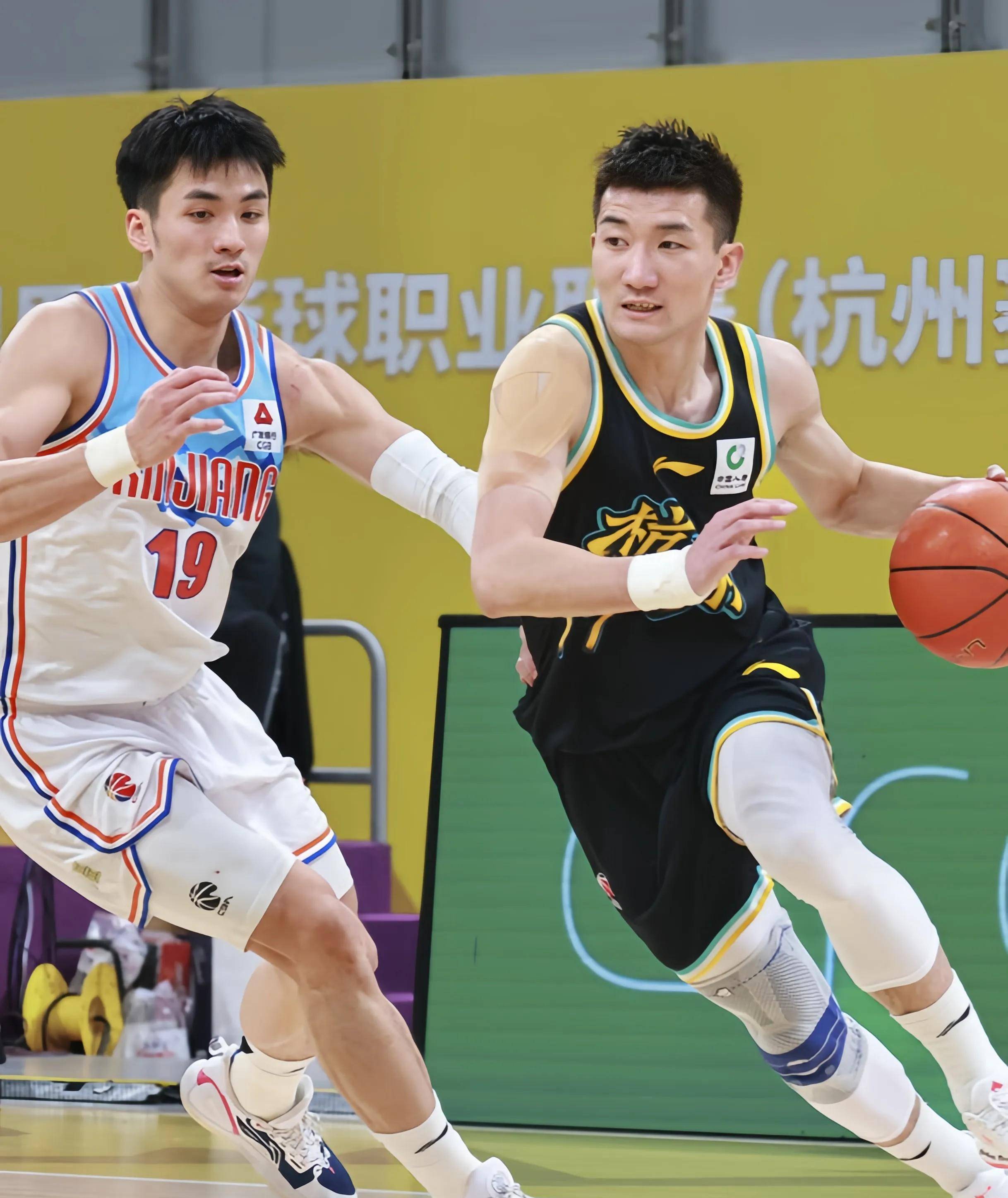 辽宁男篮客场艰难获胜，连胜保持
